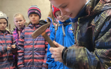 S turistickým kroužkem v kovárně